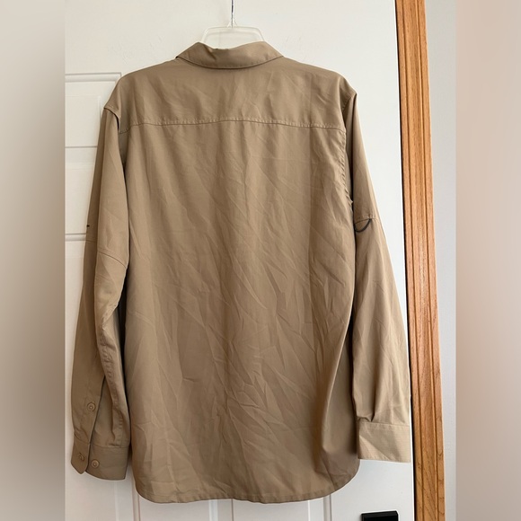 Men’s khaki Columbia long sleeve with Omni shade fishing shirt. Size medium - Picture 2 of 12